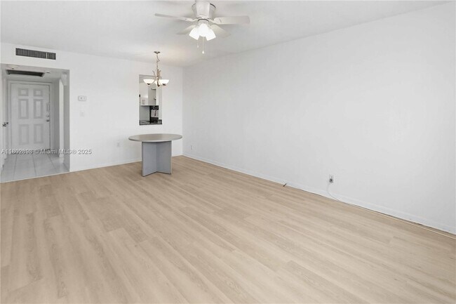 Building Photo - 2223 Park Ln