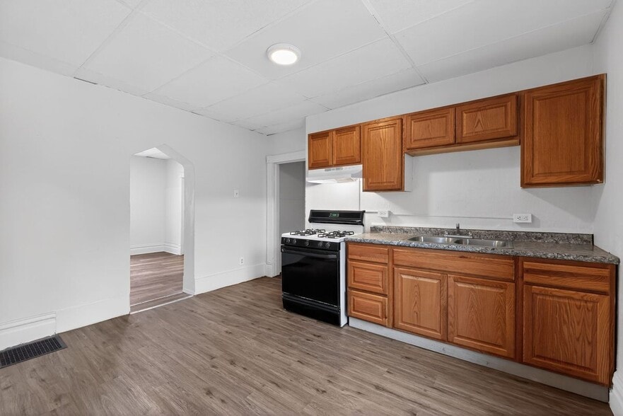 Building Photo - 405 Main St