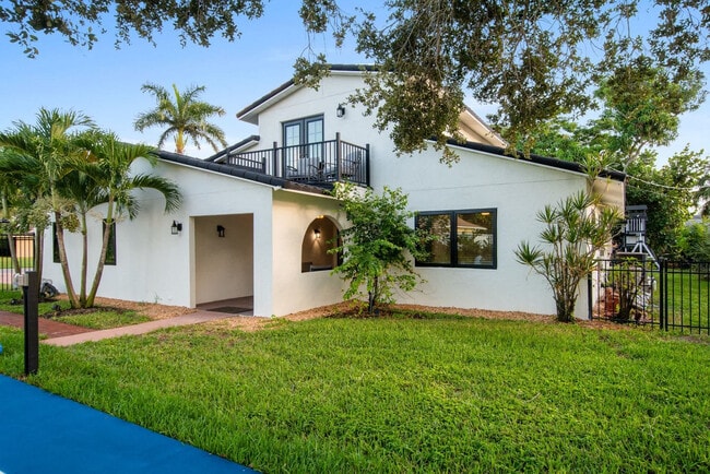 Building Photo - 612 Montezuma Dr