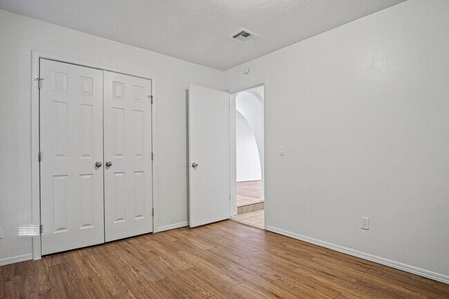 Building Photo - Beautifully Renovated 3bed/  2bath in Del city!   Bonus room in the Master bedroom!!