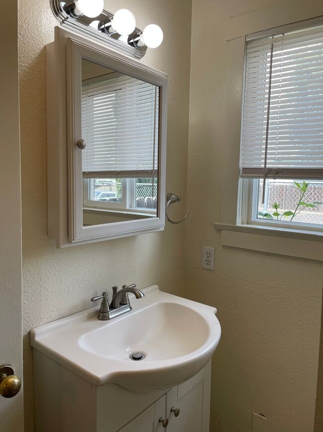 Building Photo - Nice 1 Bedroom 1 Bath Duplex