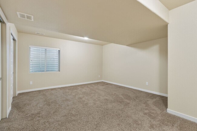 Building Photo - Spacious Modern 5-Bedroom Ranch Home in Hidden Valley Farm