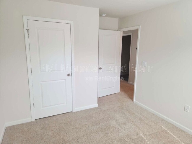 Building Photo - 92 Queen Vly Wy