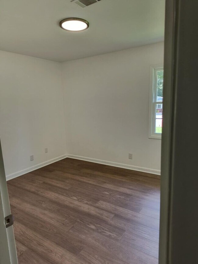 Building Photo - Fully Renovated 3 Bedroom, 2 Bath Home