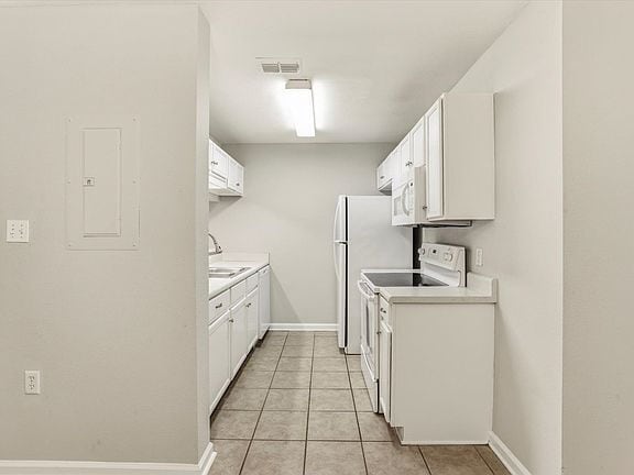 Building Photo - 3-bedroom 3-bathroom condo off Tharpe, great location, newly updated!
