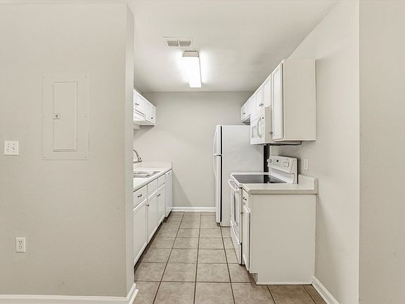 Building Photo - 3-bedroom 3-bathroom condo off Tharpe, washer/dryer, Dishwasher, Pool!