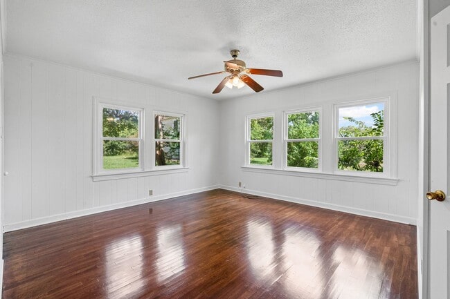 Building Photo - Historic Charm in Hillsboro!