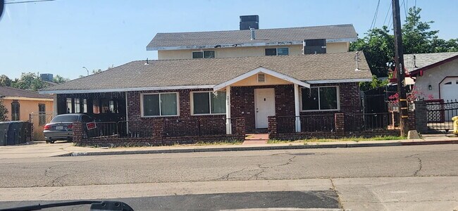 Building Photo - 13177 E Young Ave
