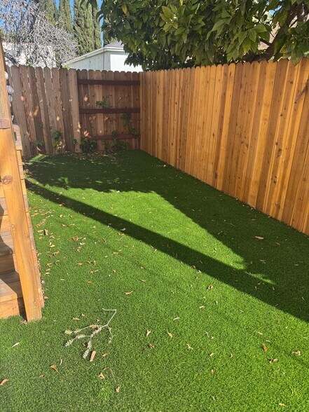 Garden - 1736 Kelton Ave