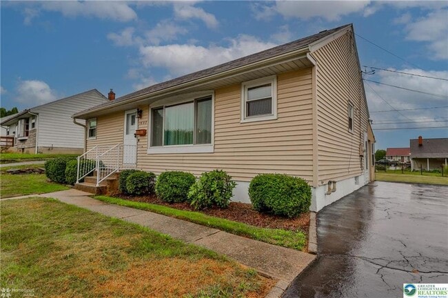 Building Photo - 1557 Greenview Dr