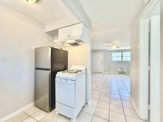 Building Photo - 3401 Palm Dr