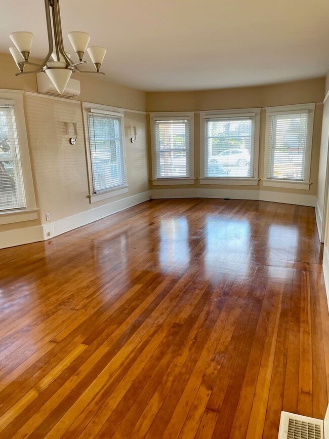 Building Photo - 3RD AVE.