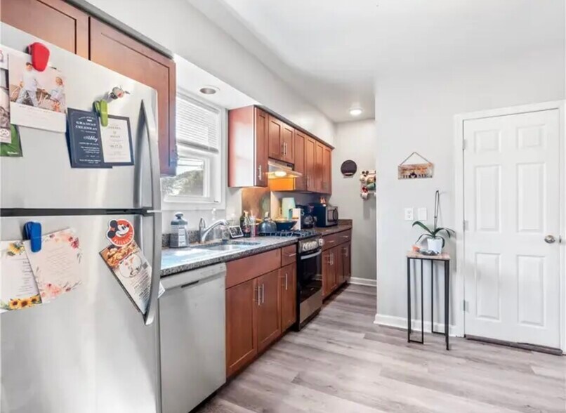 Building Photo - 406 N Broadway