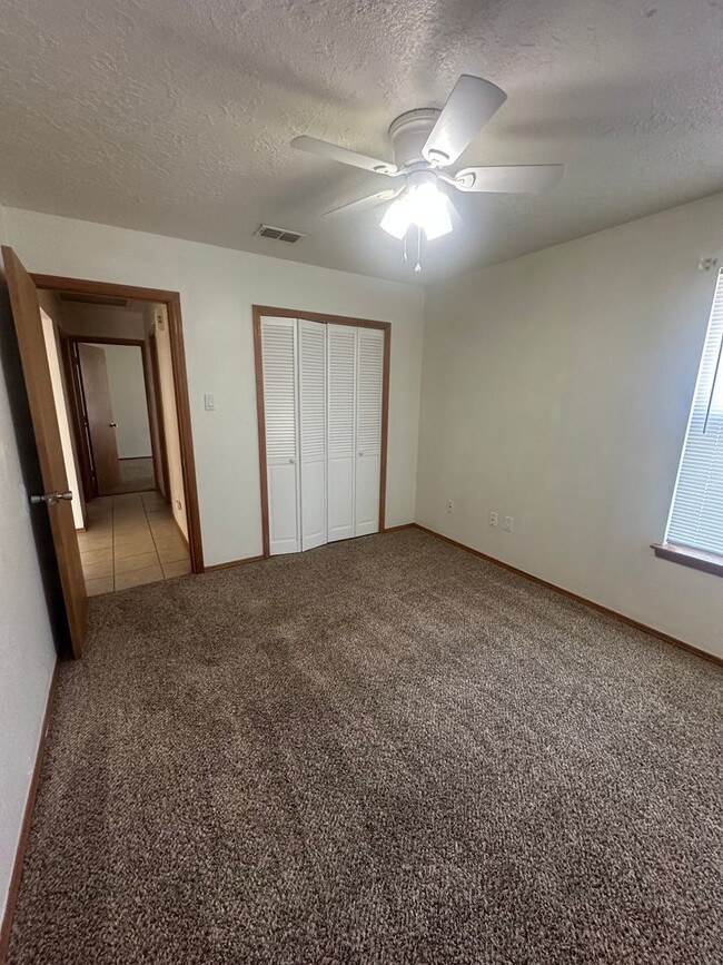 Building Photo - 3 Bedroom 2 Bath Home!