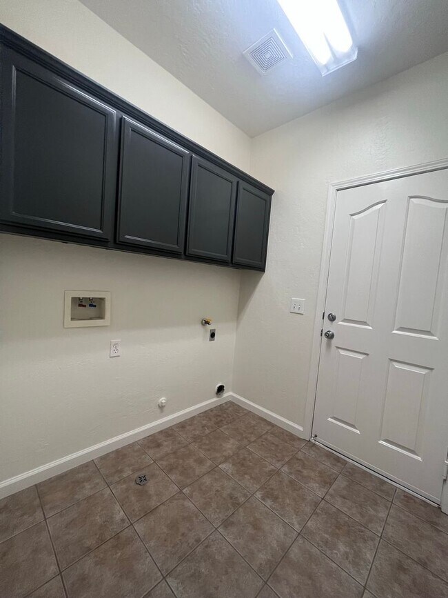 Building Photo - 2044 Stagecoach Pl