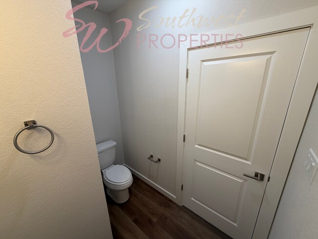 Building Photo - FOUR bedroom townhouse. Off campus living with easy, close to campus style!