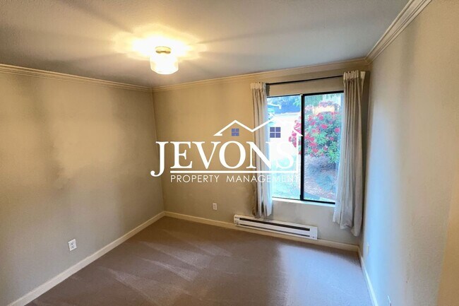 Building Photo - Available Now - 2BR/1.5BA Condo in Kirkland