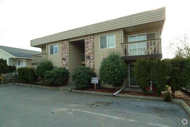 Building Photo - Centrally Located Ground floor Remodeled 1...