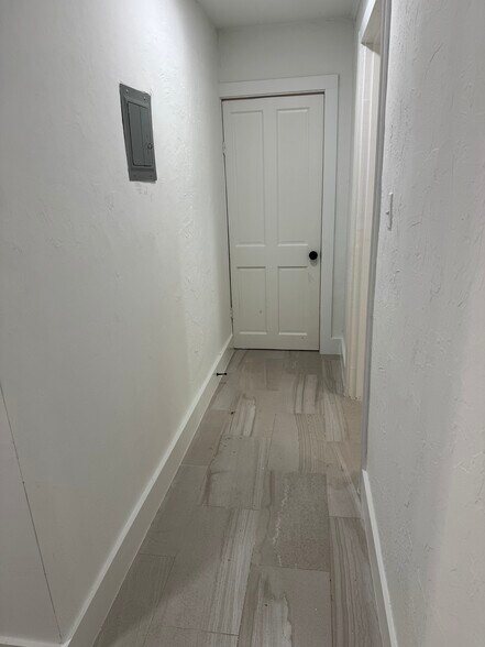 Hallway to bathroom and master - 4620 McGregor Blvd