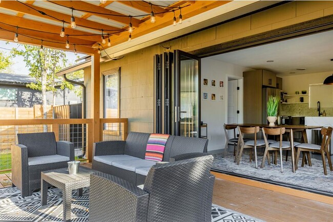 Building Photo - 2405 Trafalgar Dr