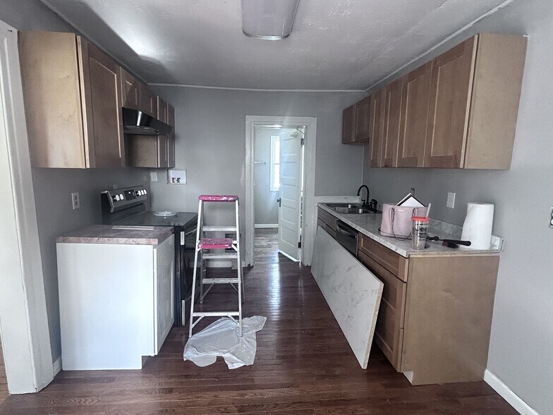 Kitchen - 31 Dix Ave