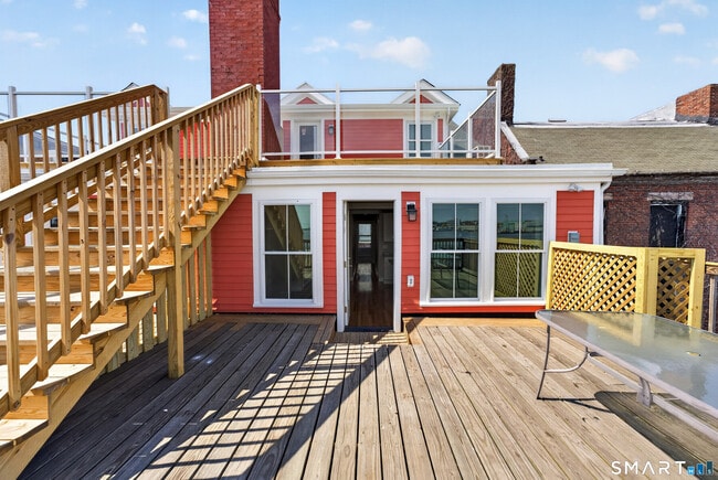 Building Photo - 136 Bank St