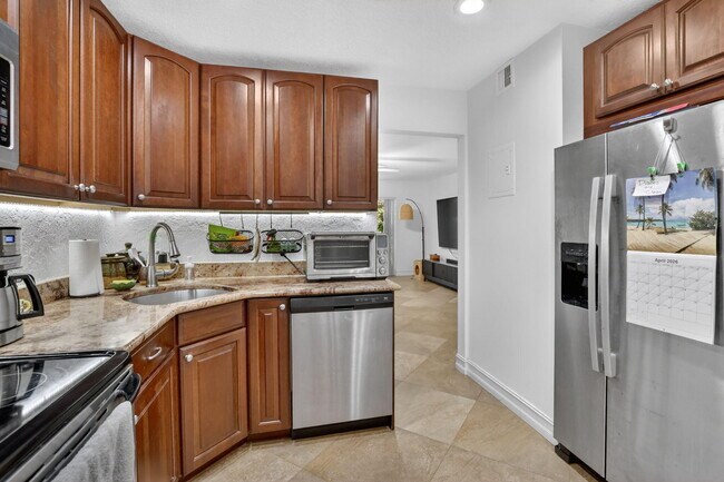 Building Photo - 9101 Jacaranda Ln