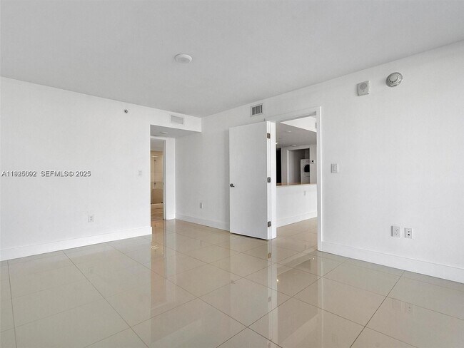 Building Photo - 9261 E Bay Harbor Dr