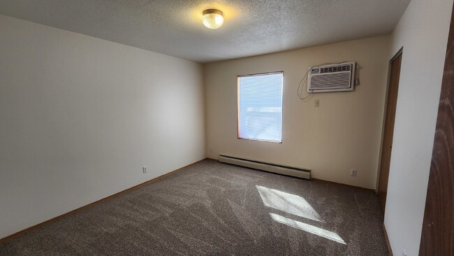 Building Photo - 2 Bedroom, 1.5 Bathroom Townhouse With Att...