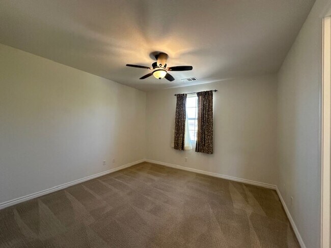 Building Photo - Stunning Executive home with loads of cust...