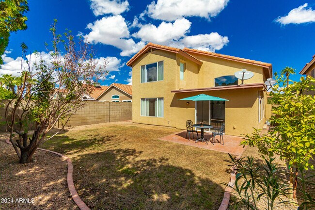 Building Photo - 3223 E Poinsettia Dr