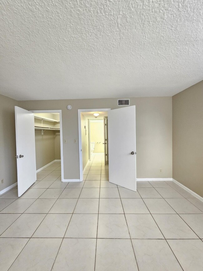 Building Photo - 1950 N Congress Ave