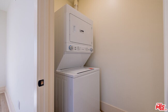 Building Photo - 216 N Catalina Ave