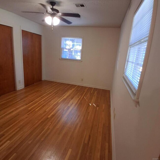 Building Photo - 3733 Royal Crest Dr