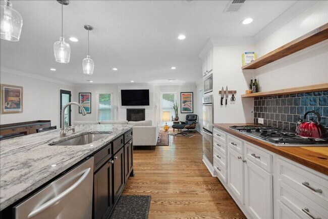 Building Photo - 847 S Mendenhall Rd