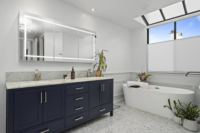 Building Photo - 2237 Century Hill