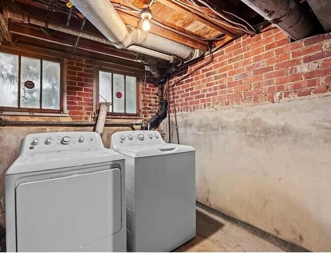 Building Photo - 4 bedroom in Old  Irving Park!!