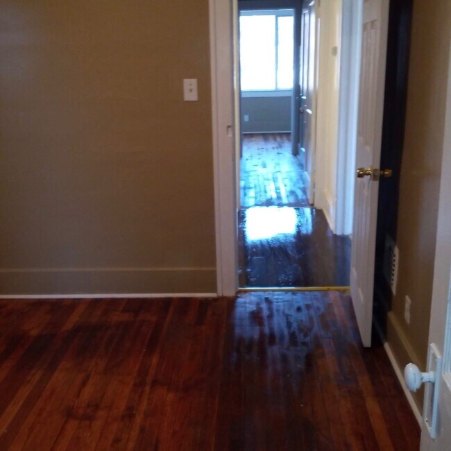 Building Photo - 1928 Gladstone St