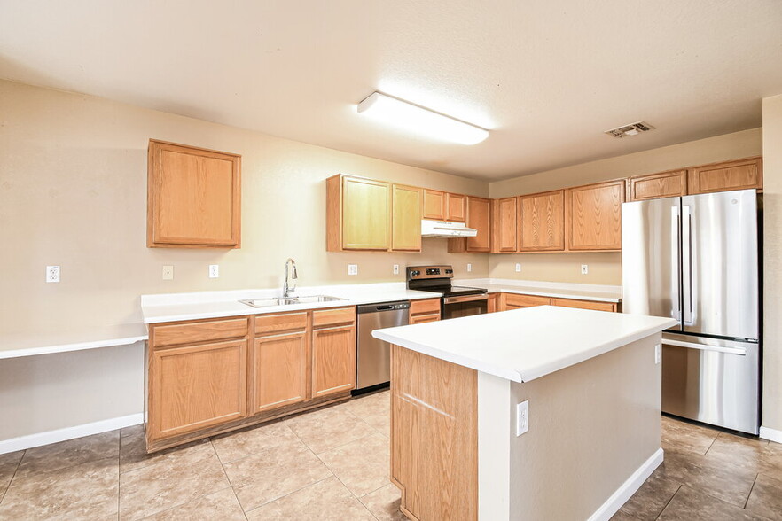 Building Photo - 775 W Aviary Way