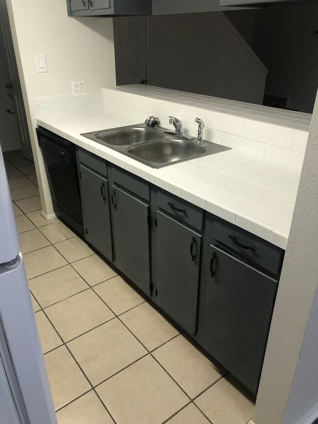 Building Photo - Beautiful, newly renovated, 2 bed 1 1/2 ba...