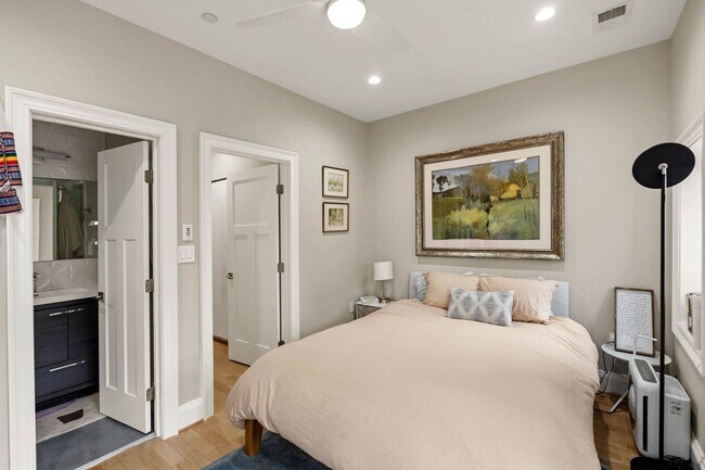 Building Photo - Mt Vernon Square Penthouse Condo