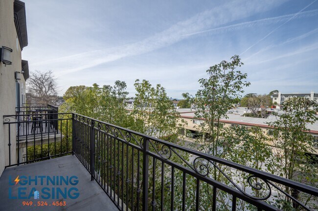 Building Photo - 11922 Kling St