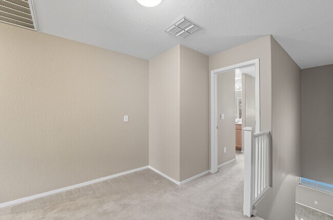 Building Photo - Stunning 3-bedroom, 2.5-bathroom home in t...