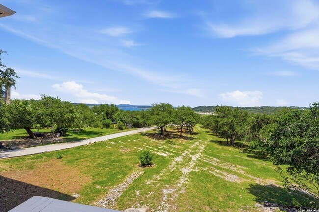 Building Photo - 2681 Lakeview Dr