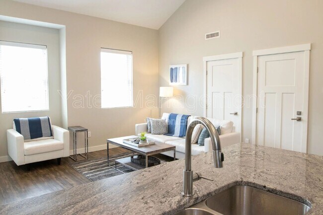 Building Photo - 115 Valor Dr