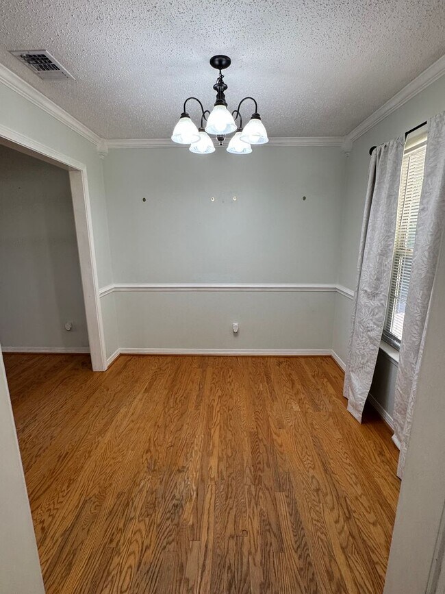 Building Photo - GREAT COMMUTE LOCATION!