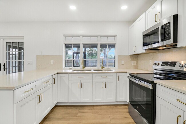 Building Photo - 1009 Alamanda Dr