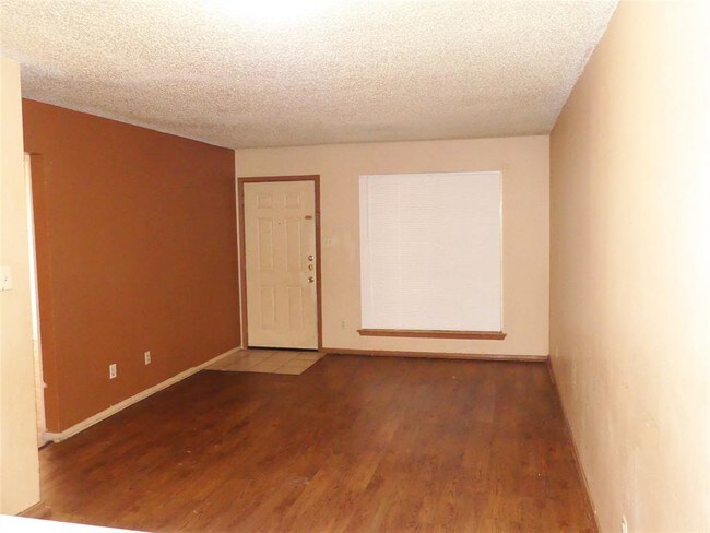 Primary Photo - 701 Oakwood Ln