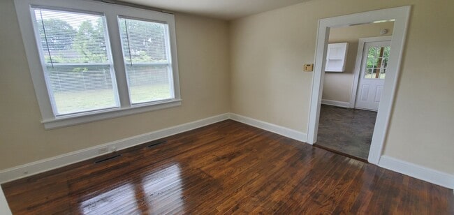 Building Photo - Lovely 2 Bedroom with a Large Yard!