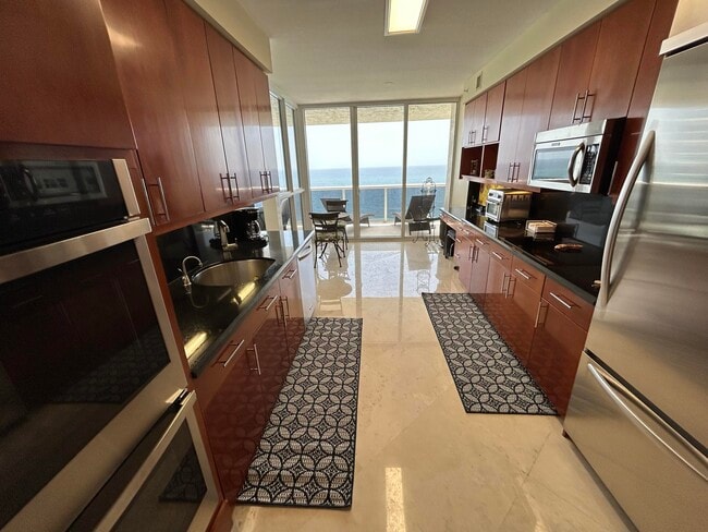 Building Photo - 3200 N Ocean Blvd